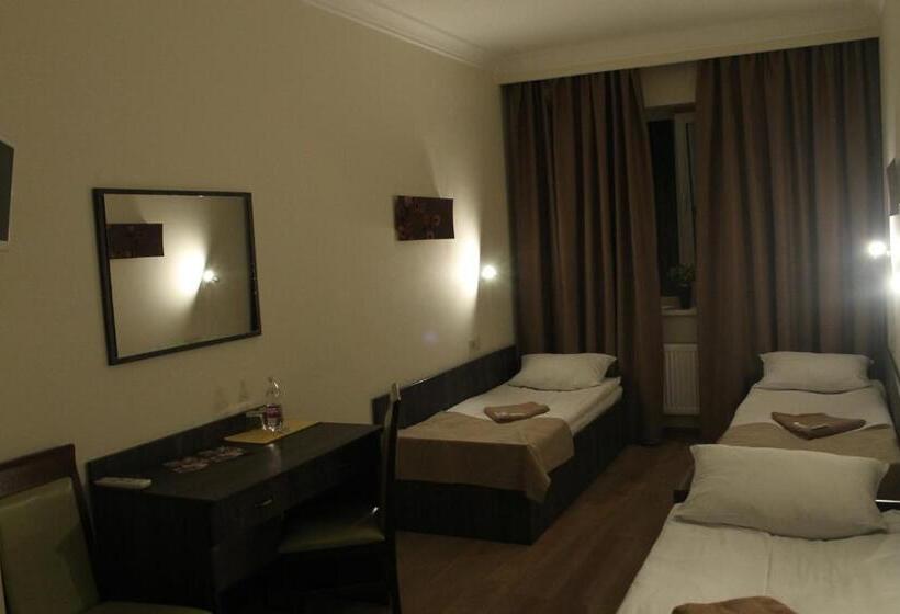 חדר סטנדרט לשלושה עם חדר אמבטיה משוף, Non Stop Economy