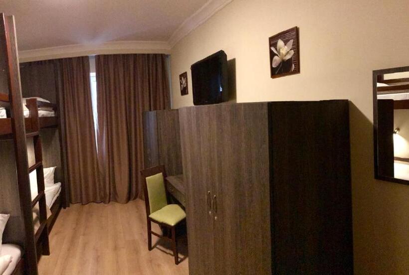 הכלכלה חדר לארבעה עם מקלחת משותפת, Non Stop Economy