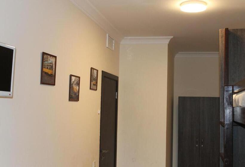 הכלכלה חדר לארבעה עם מקלחת משותפת, Non Stop Economy