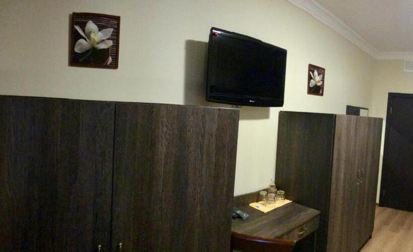 הכלכלה חדר לארבעה עם מקלחת משותפת, Non Stop Economy