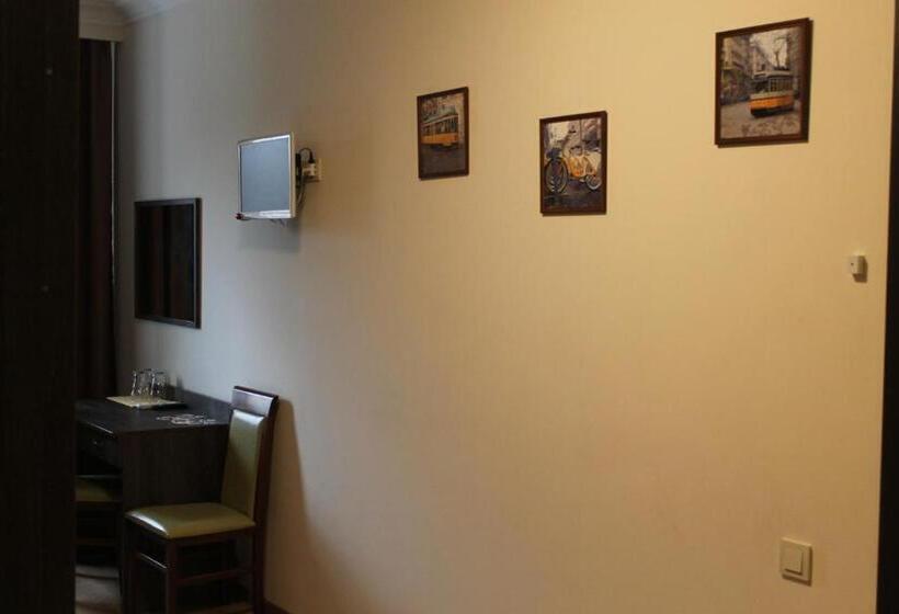 הכלכלה חדר לארבעה עם מקלחת משותפת, Non Stop Economy