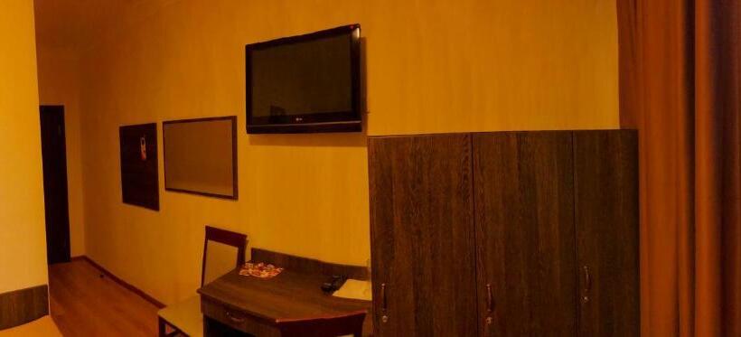 חדר סטנדרט לשלושה עם חדר אמבטיה משוף, Non Stop Economy