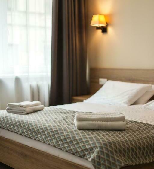 اتاق لوکس, Old Town Trio