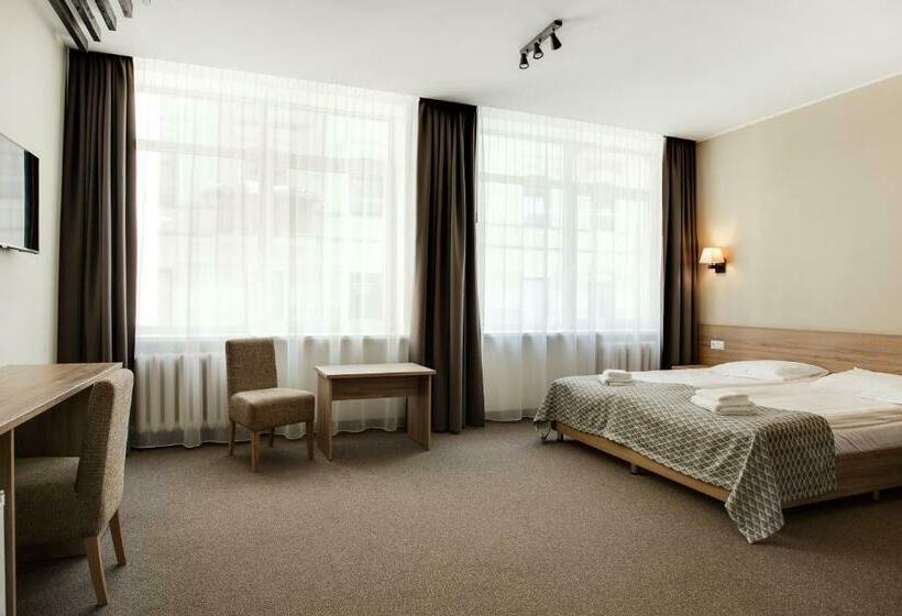 اتاق لوکس, Old Town Trio