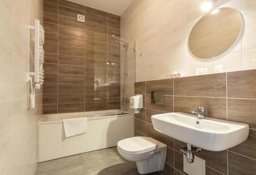 اتاق لوکس, Old Town Trio