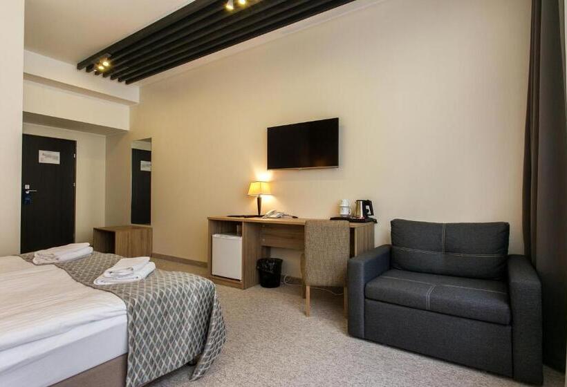 اتاق لوکس, Old Town Trio