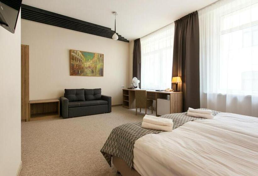 اتاق لوکس, Old Town Trio