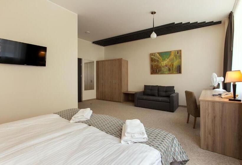 اتاق لوکس, Old Town Trio