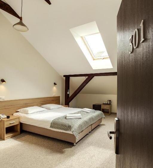 اتاق سوپریور, Old Town Trio