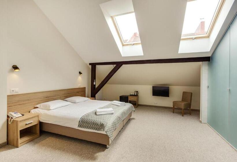 اتاق سوپریور, Old Town Trio