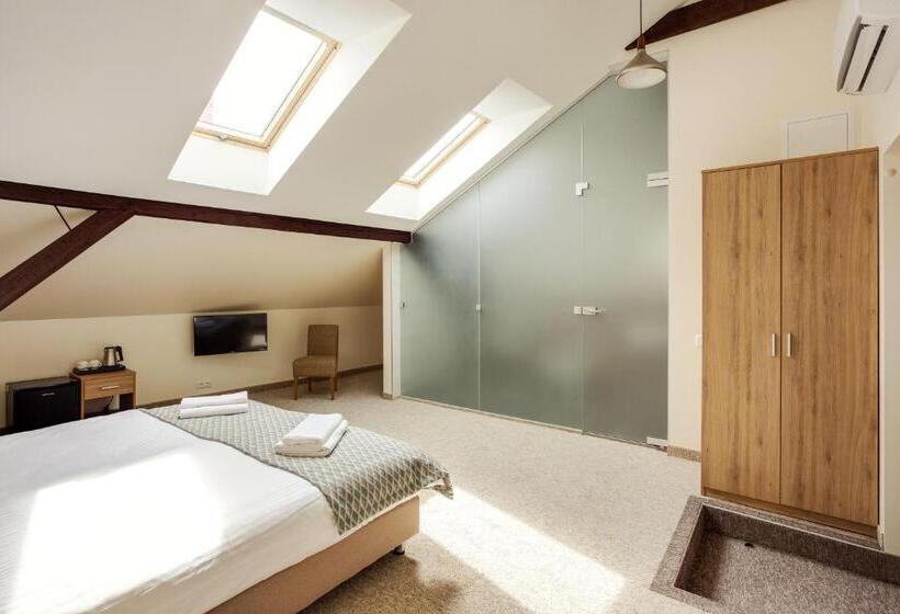 اتاق سوپریور, Old Town Trio