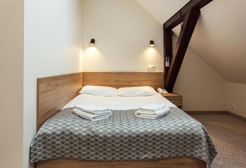 اتاق سوپریور, Old Town Trio