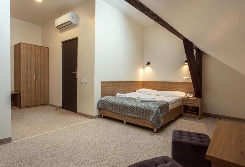 اتاق سوپریور, Old Town Trio