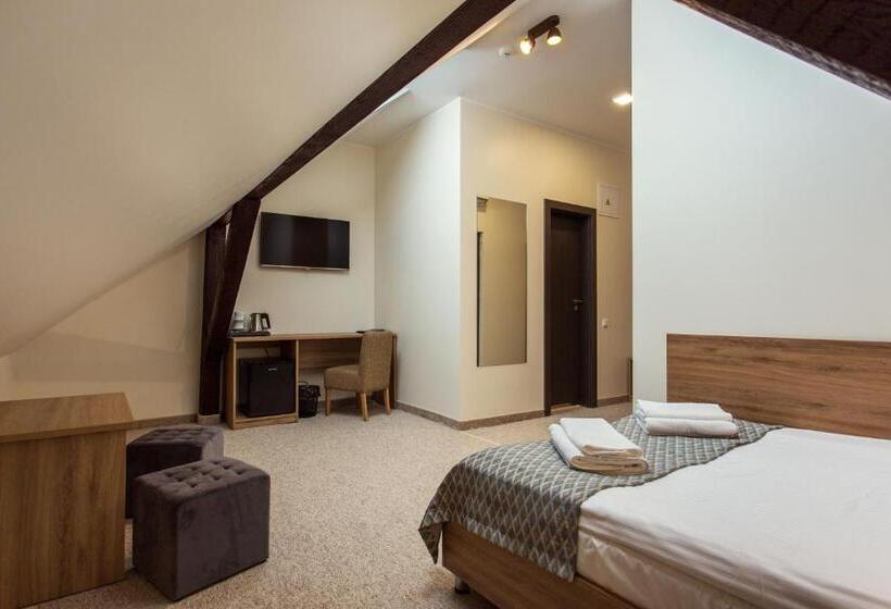 اتاق سوپریور, Old Town Trio