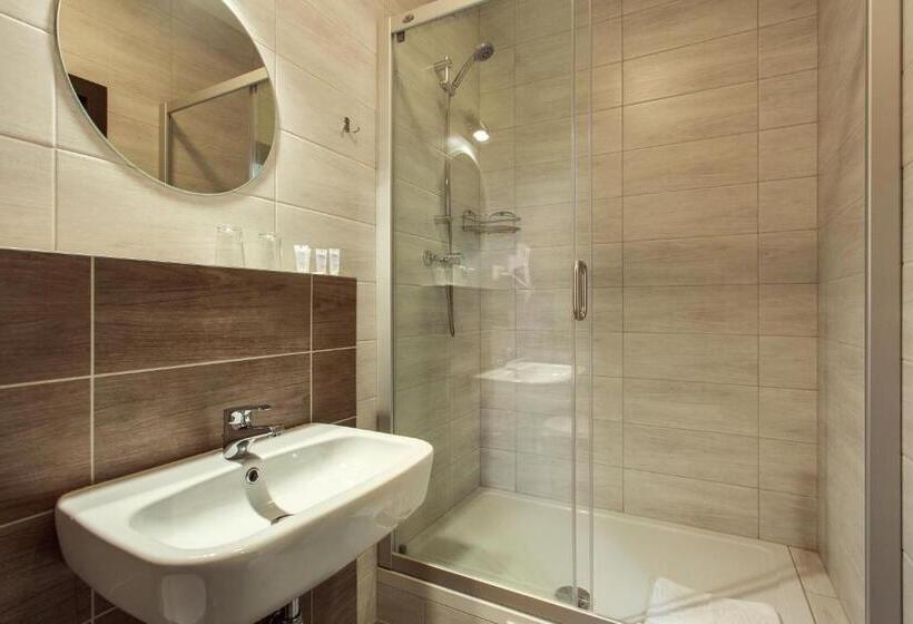 اتاق سوپریور, Old Town Trio