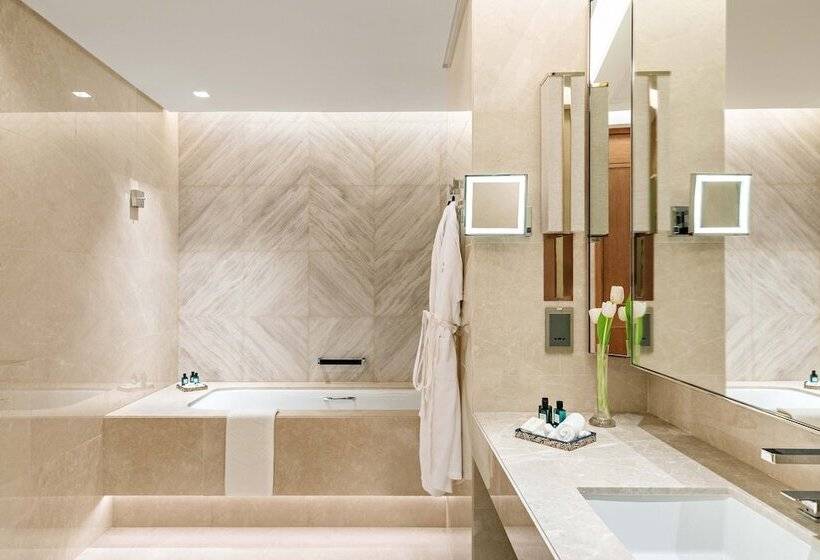 Deluxe Suite Sea View, Taj Exotica Resort & Spa, The Palm, Dubai