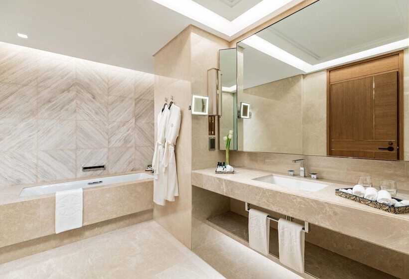 Deluxe Suite Sea View, Taj Exotica Resort & Spa, The Palm, Dubai