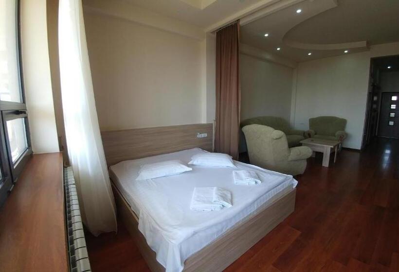 اتاق لوکس با بالکن, Cross Health Spa Center