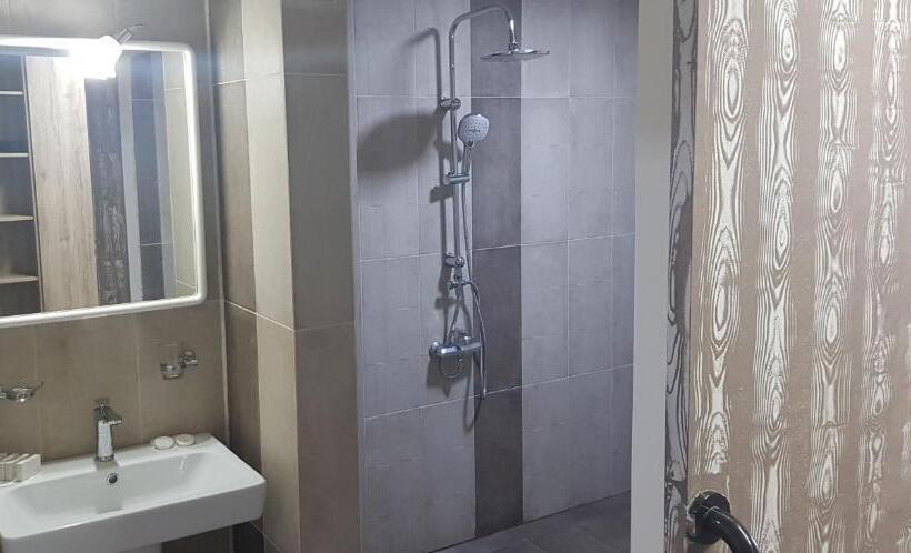 اتاق خانوادگی با چشم‌انداز کوه, Cross Health Spa Center