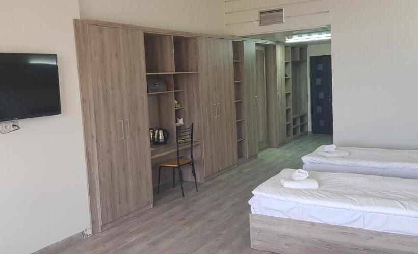 اتاق خانوادگی با چشم‌انداز کوه, Cross Health Spa Center