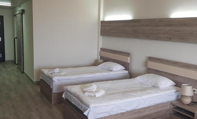 اتاق خانوادگی با چشم‌انداز کوه, Cross Health Spa Center