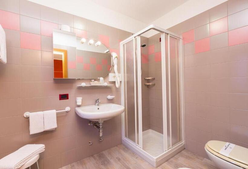 이코노미 룸, Krone