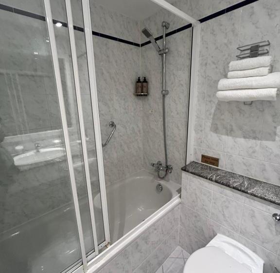 חדר סטנדרט לשלושה, Lakeside Manor