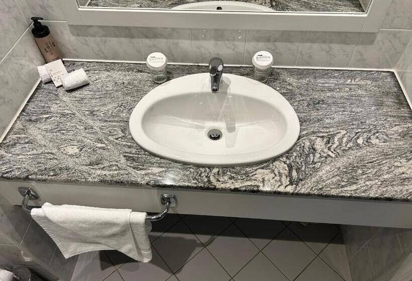 חדר סטנדרט לשלושה, Lakeside Manor