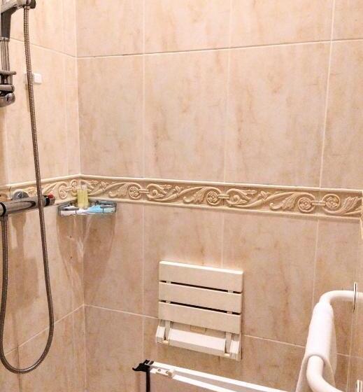 סוויטה דלוקס, Lakeside Manor