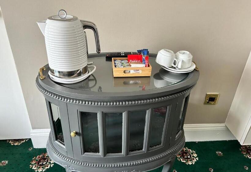 סוויטה דלוקס, Lakeside Manor