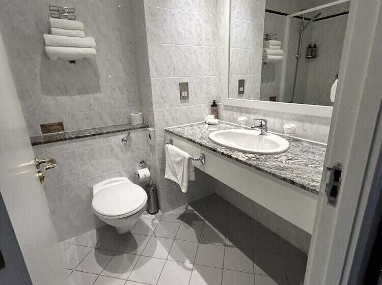 חדר סטנדרט לשלושה, Lakeside Manor