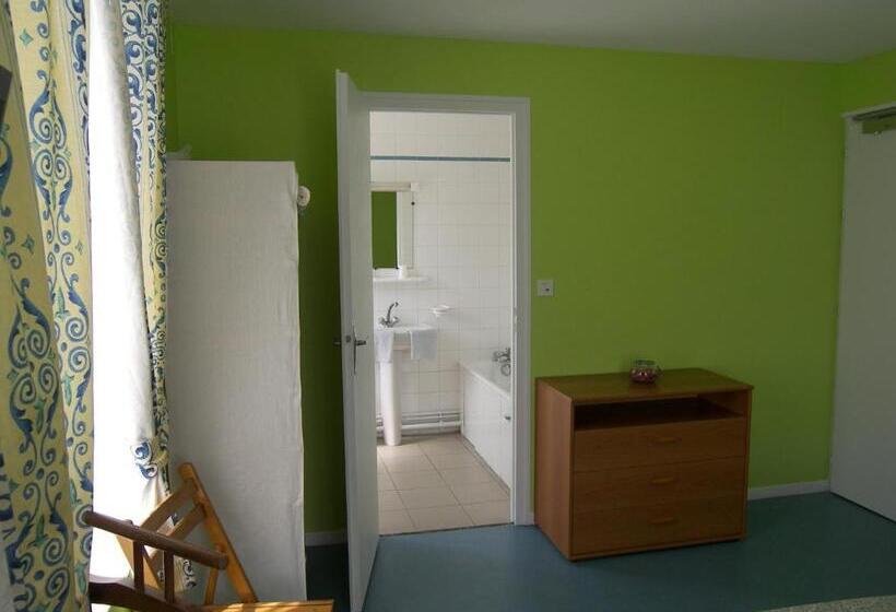 חדר סטנדרט לשלושה, Auberge De L Omois