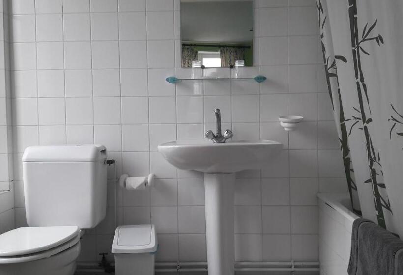 חדר סטנדרט לארבעה, Auberge De L Omois