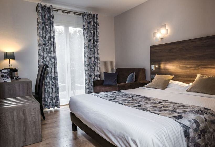 غرفة سوبيريور ثلاثية, Logis Hotel Le Petit Casset