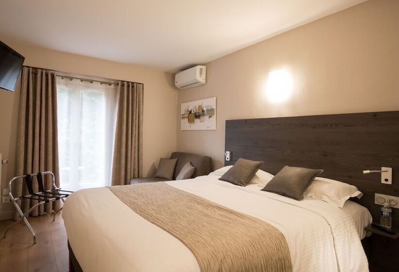 غرفة إدارية ثلاثية, Logis Hotel Le Petit Casset