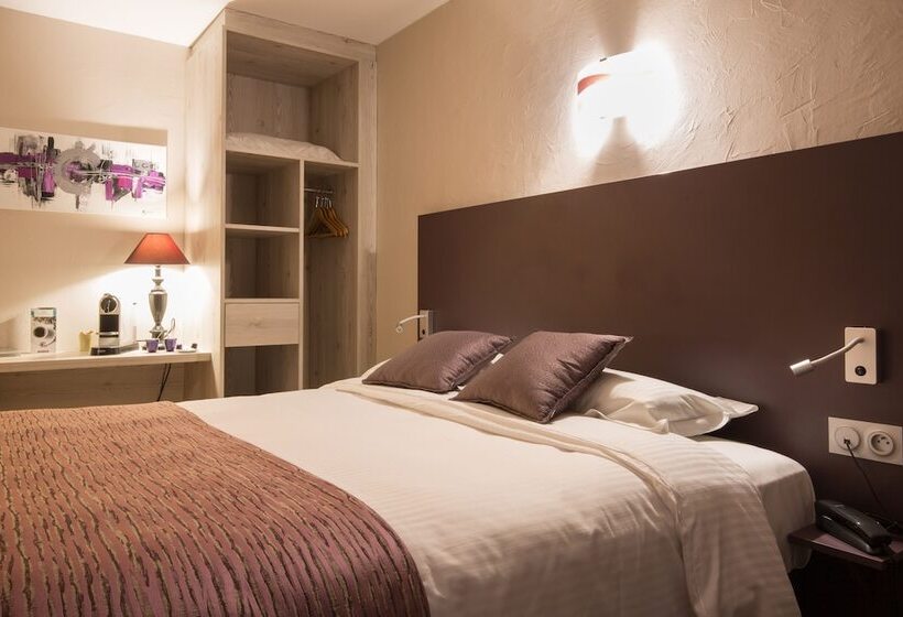 غرفة إدارية ثلاثية, Logis Hotel Le Petit Casset