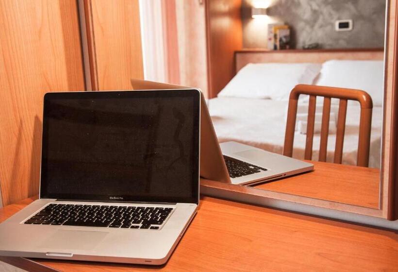 اتاق استاندارد, Sandra