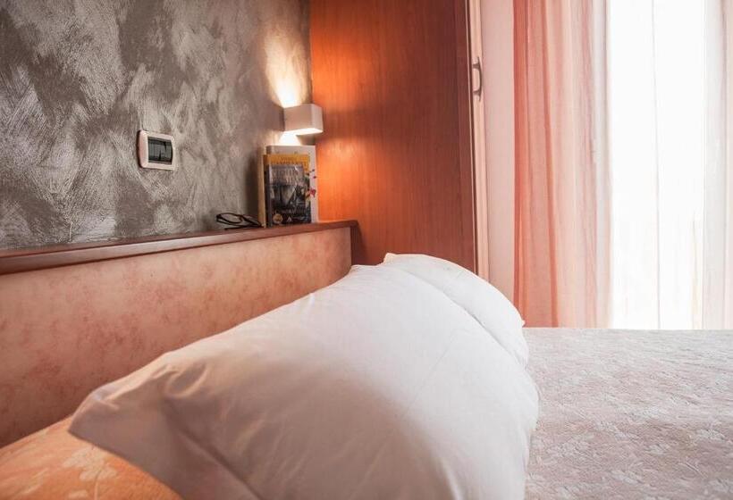 اتاق استاندارد, Sandra