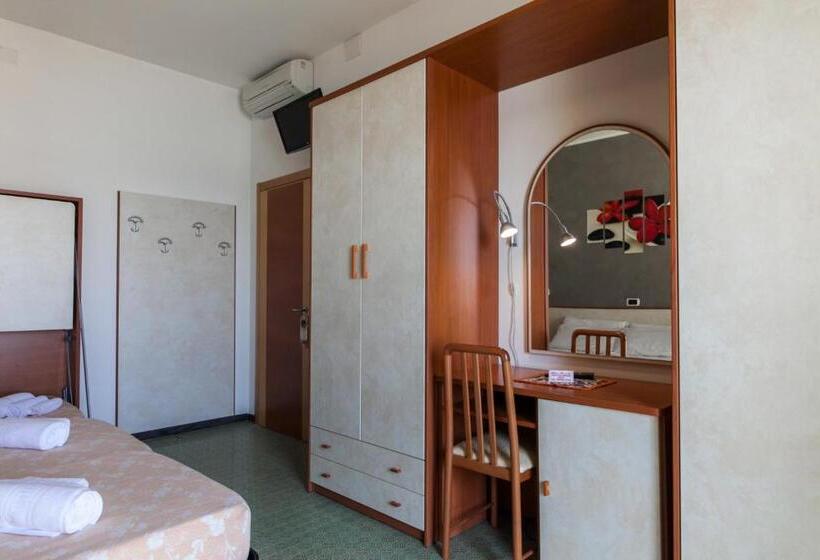 اتاق خانوادگی با چشم‌انداز دریا, Sandra