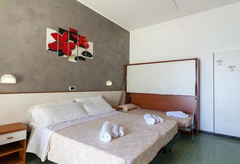 اتاق خانوادگی با چشم‌انداز دریا, Sandra