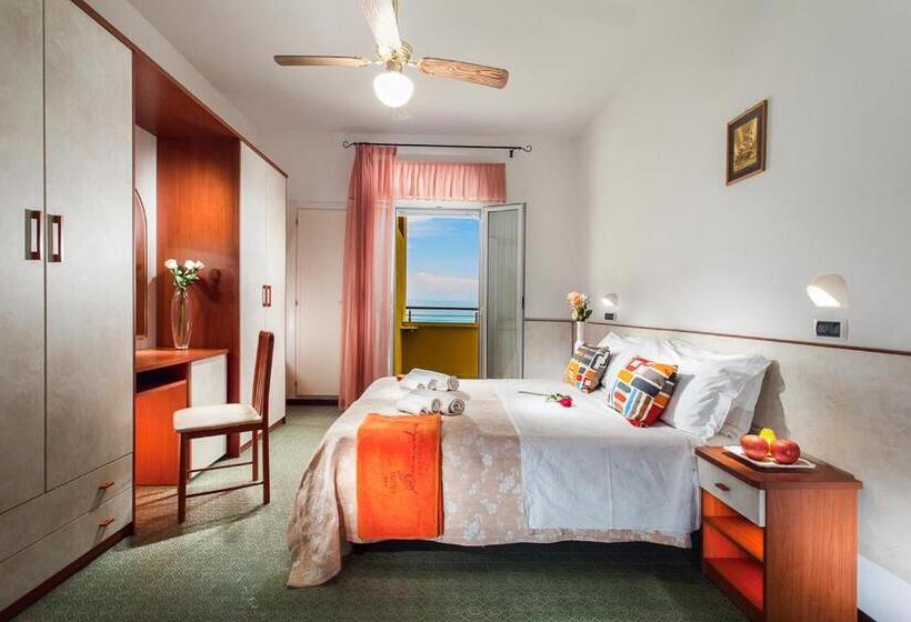 اتاق خانوادگی با چشم‌انداز دریا, Sandra