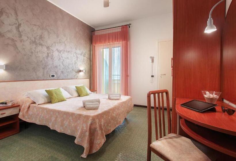 اتاق استاندارد با چشم‌انداز دریا, Sandra