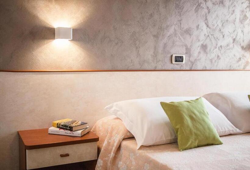 اتاق استاندارد با چشم‌انداز دریا, Sandra