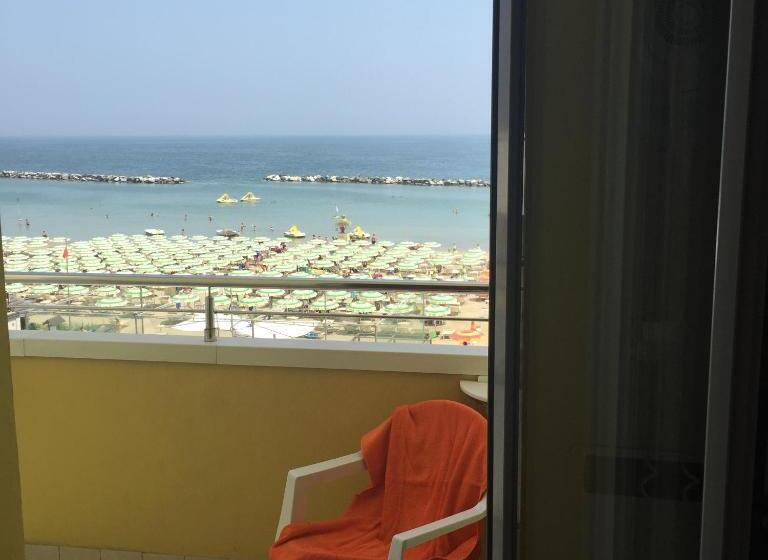 اتاق استاندارد با چشم‌انداز دریا, Sandra