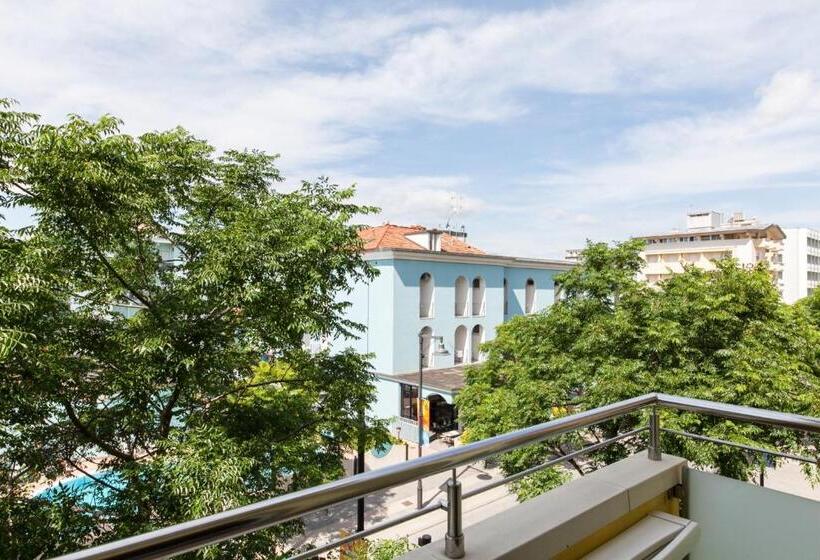 اتاق استاندارد, Sandra