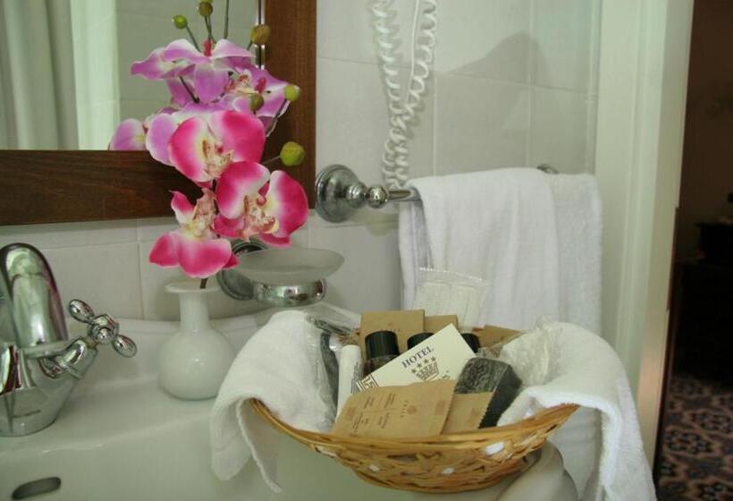 标准三人间, U' Bais