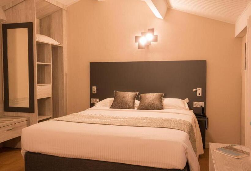 غرفة قياسية رباعية, Logis Hotel Le Petit Casset