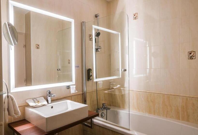 スーペリアトリプルルーム, Logis Hotel Le Petit Casset