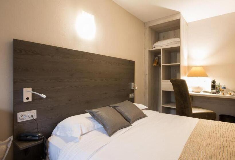 غرفة إدارية ثلاثية, Logis Hotel Le Petit Casset