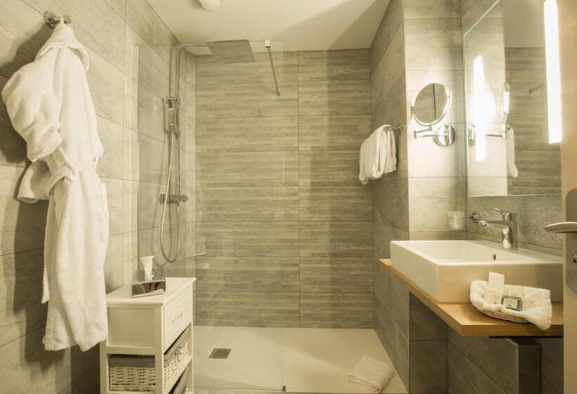 غرفة إدارية ثلاثية, Logis Hotel Le Petit Casset